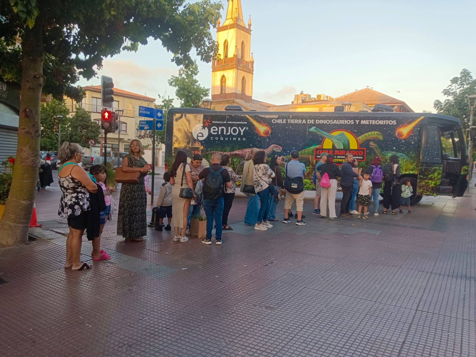 Larga fila de asistentes esperando entrar al bus